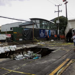 Lluvias originan socavón en la lateral de Mariano Otero, cerca de Plaza del Sol