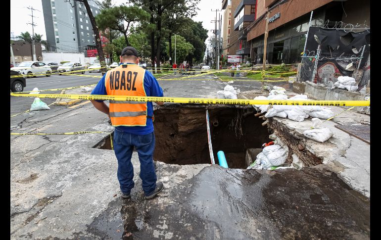 El incidente ocurrió en el cruce de Mariano Otero, contraesquina de Plaza del Sol, en el predio contiguo a una sucursal de comida rápida. EL INFORMADOR / H. Figueroa