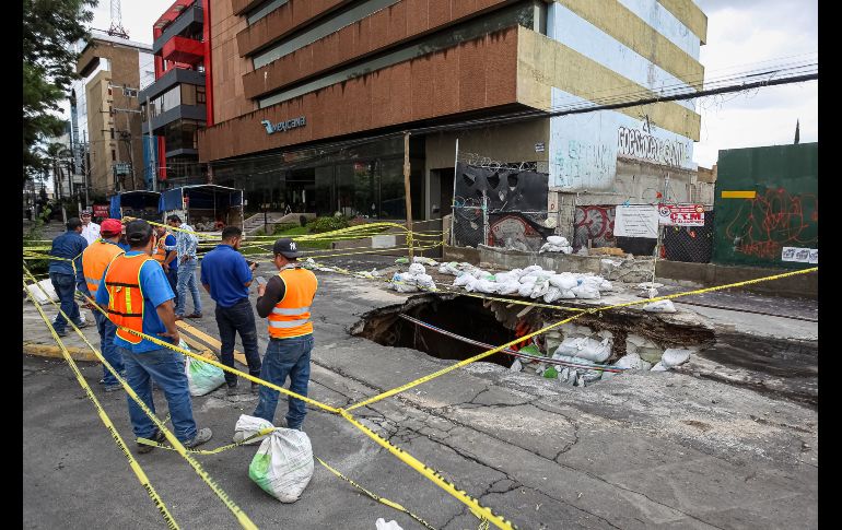 El incidente ocurrió en el cruce de Mariano Otero, contraesquina de Plaza del Sol, en el predio contiguo a una sucursal de comida rápida. EL INFORMADOR / H. Figueroa