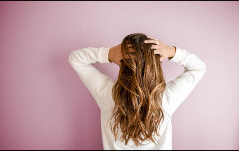 Si quieres tener un cabello sano y que no se caiga, porcura consumir las vitaminas que el cuero cabelludo necesita para tener un ciclo capilar óptimo. Unsplash.