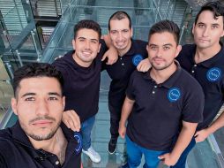 Osmar Cortés (segundo, de izquierda a derecha) y sus cuatro socios diseñaron Aynid. CORTESÍA