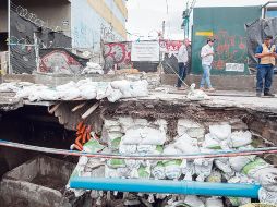 Autoridades y constructores del edificio comenzaron ayer con la reparación del socavón que se formó a causa de las lluvias en el carril lateral de la Avenida Mariano Otero. EL INFORMADOR/ H. Figueroa