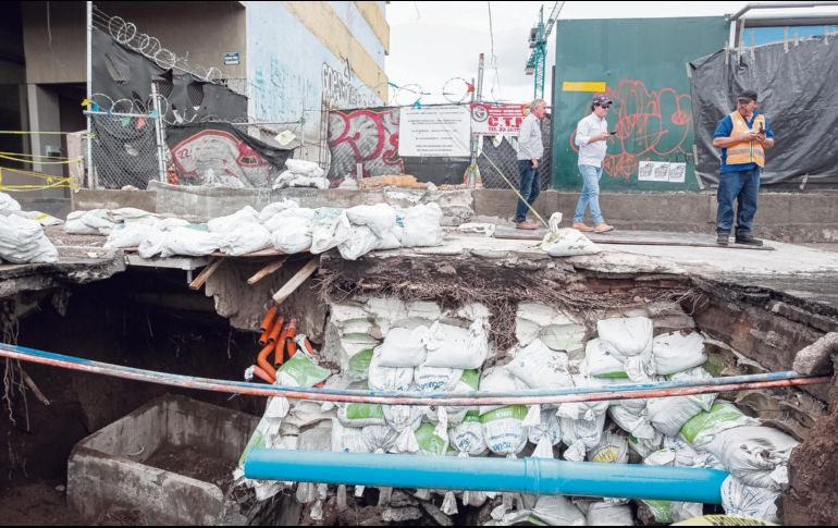 Autoridades y constructores del edificio comenzaron ayer con la reparación del socavón que se formó a causa de las lluvias en el carril lateral de la Avenida Mariano Otero. EL INFORMADOR/ H. Figueroa