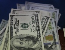 El peso mexicano se ubica en los mercados internacionales alrededor de los 17.04 pesos por dólar. EL INFORMADOR/ ARCHIVO