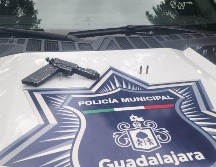 Al hombre le hicieron una revisión bajo protocolo y le localizaron una pistola hechiza y dos cartuchos útiles aparentemente calibre .22. ESPECIAL
