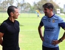 Jaime Lozano dialogó por un buen rato con el profe Pauno. ESPECIAL/Chivas