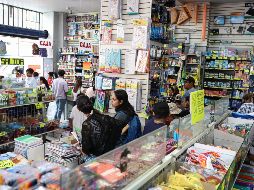 Los comerciantes también recomendaron a los padres de familia realizar sus compras con anticipación y no esperar días antes de que regresen a la escuela. EL INFORMADOR / H. Figueroa
