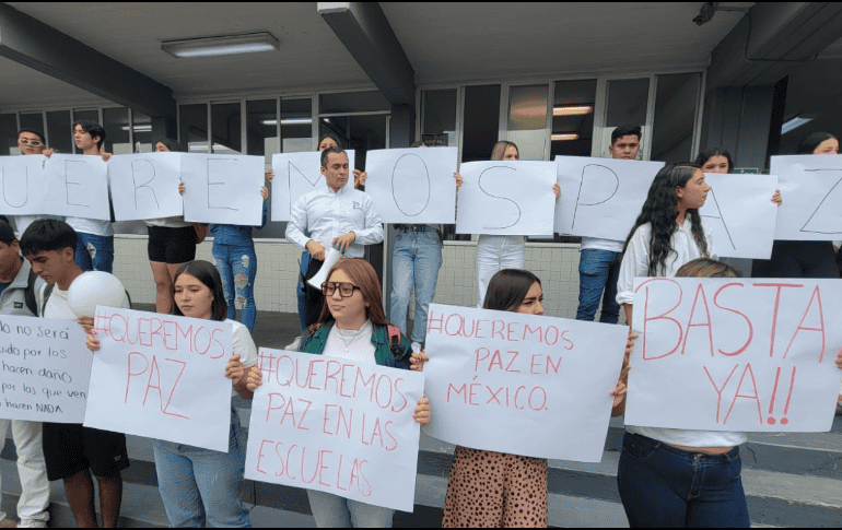 Estudiantes de la Universidad de Guadalajara exigen frenar la ola de violencia que hay hacia los jóvenes. Especial.