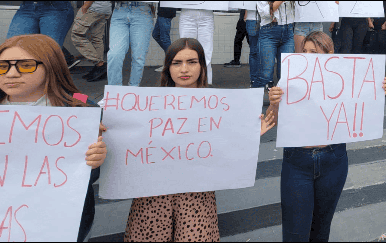 Estudiantes de la Universidad de Guadalajara lamentan la situación de inseguridad que atraviesa el país. Especial.