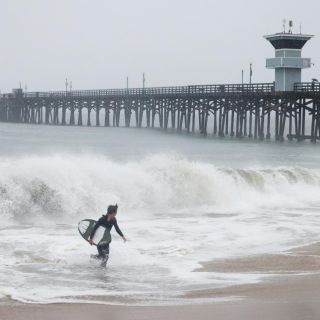 Surfistas aprovechan las olas del Huracán Hilary y causan indignación (VIDEO)