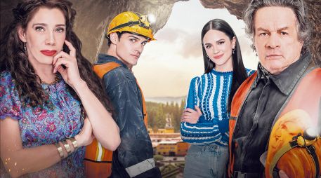 El actor (segundo de izquierda a derecha) da vida a “Gael” en “Minas de pasión”. CORTESÍA