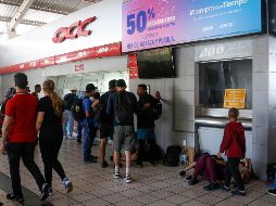 En la central de autobuses de Juchitán, migrantes permanecen hasta tres días para conseguir un boleto que les permita seguir hacia el norte. SUN/C. Mendoza