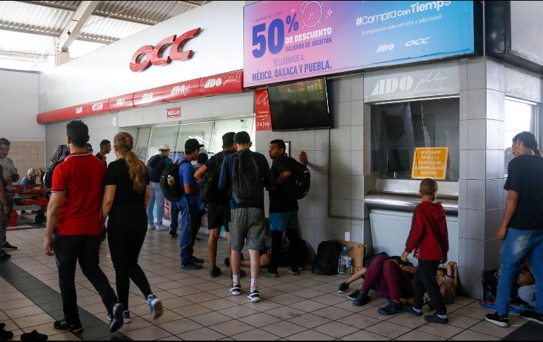 En la central de autobuses de Juchitán, migrantes permanecen hasta tres días para conseguir un boleto que les permita seguir hacia el norte. SUN/C. Mendoza