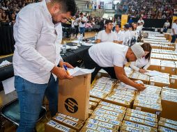 El secretario de Educación, Juan Carlos Flores Miramontes, explicó que los equipos se entregarán a maestras y maestros que desempeñan funciones frente a grupo en escuelas públicas de educación básica en la entidad. CORTESÍA