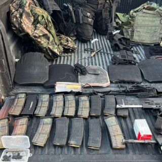 Aseguran armas y equipo táctico tras enfrentamiento entre policías y civiles en Teocaltiche