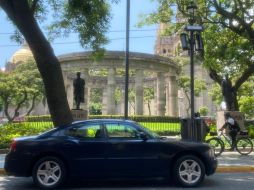 Vehículos oficiales estacionados sobre línea amarilla en la calle Independencia del Centro Histórico de Guadalajara. EL INFORMADOR/ F. Salcedo