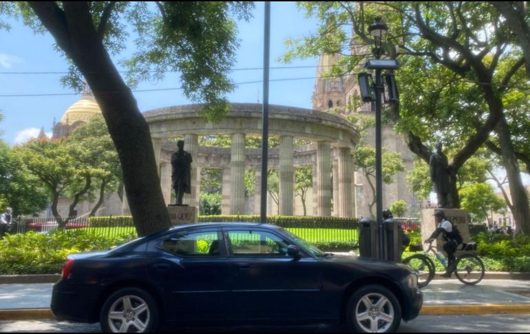Vehículos oficiales estacionados sobre línea amarilla en la calle Independencia del Centro Histórico de Guadalajara. EL INFORMADOR/ F. Salcedo