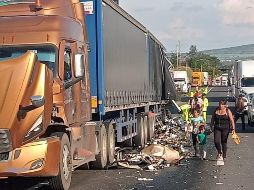 Sobre la vialidad transitaba un camión de la empresa Primera Plus que por causas no determinadas, impactó con su costado derecho la parte posterior de un tráiler que transportaba cervezas importadas. CORTESÍA / Bomberos de Ocotlán y PC Jalisco