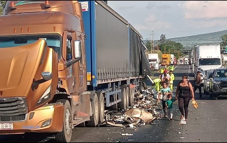 Sobre la vialidad transitaba un camión de la empresa Primera Plus que por causas no determinadas, impactó con su costado derecho la parte posterior de un tráiler que transportaba cervezas importadas. CORTESÍA / Bomberos de Ocotlán y PC Jalisco