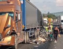 Sobre la vialidad transitaba un camión de la empresa Primera Plus que por causas no determinadas, impactó con su costado derecho la parte posterior de un tráiler que transportaba cervezas importadas. CORTESÍA / Bomberos de Ocotlán y PC Jalisco