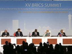 Lula da Silva, Xi Jinping, Cyril Ramaphosa, Narendra Modi y  Sergei Lavrov durante la Cumbre de los BRICS que se celebra en Johannesburgo. EFE/K. Ludbrook