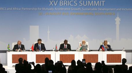 Lula da Silva, Xi Jinping, Cyril Ramaphosa, Narendra Modi y  Sergei Lavrov durante la Cumbre de los BRICS que se celebra en Johannesburgo. EFE/K. Ludbrook