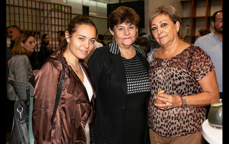 Nancy Carrillo, Bertha Rico y Edith Auroze. Gente Bien/ Jorge Soltero