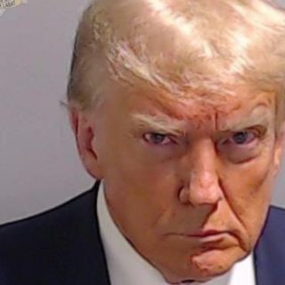 Difunden foto policial de Donald Trump bajo arresto