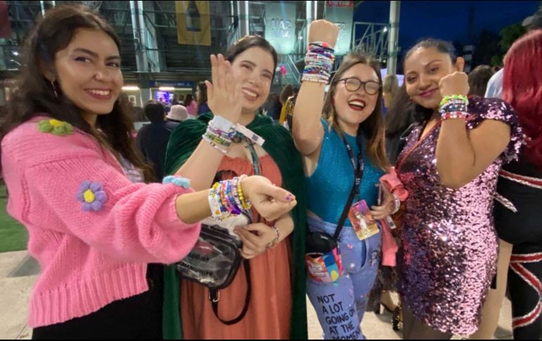 Fanáticos de Taylor Swift llegaron desde temprana hora al Foro Sol. SUN/Berenice Fregoso