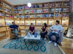 Presentación de los libros “Cuando Llega Lo Que Toca” y “Prótesis”. En la foto, Anna G. Silas (segunda de izquierda a derecha) y Florencia Sánchez (tercera de izquierda a derecha). EL INFORMADOR/ M. Hernández