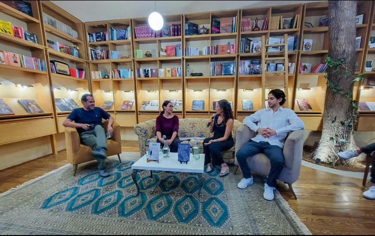 Presentación de los libros “Cuando Llega Lo Que Toca” y “Prótesis”. En la foto, Anna G. Silas (segunda de izquierda a derecha) y Florencia Sánchez (tercera de izquierda a derecha). EL INFORMADOR/ M. Hernández