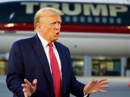 El ex presidente de EU habló con la prensa desde el aeropuerto de Atlanta. AP