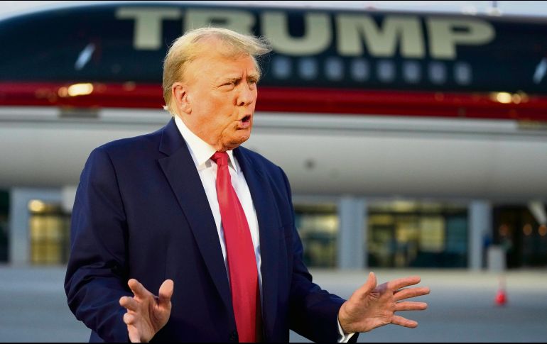 El ex presidente de EU habló con la prensa desde el aeropuerto de Atlanta. AP