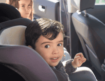 A partir del 2024 empezarán a multar a quienes viajen con un niño y no lleven la silla infantil recomendada por la ONU. Pixabay.