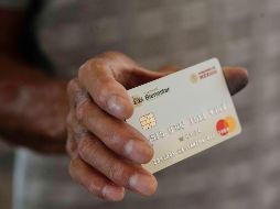 Muchos pensionados se preguntan si pueden perder el dinero de su tarjeta si no lo han retirado, pero la Secretaría del Bienestar aclara que esto no sucede. EL INFORMADOR/ ARCHIVO.