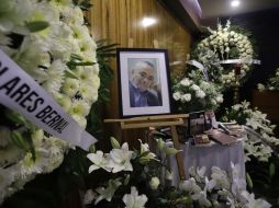 El cuerpo de Ignacio Solares fue velado rodeado de flores, amigos y su obra. EL UNIVERSAL