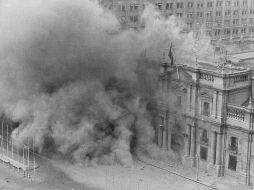 Bombardeo al palacio de La Moneda el 11 de septiembre de 1973. Muchos documentos han demostrado la profunda hostilidad de Nixon y de Henry Kissinger hacia Allende. AP/Archivo