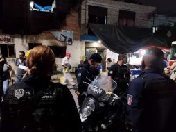 Policías tapatíos y vecinos ingresaron a la vivienda para salvar a un hombre y su madre. ESPECIAL / Policía de Guadalajara