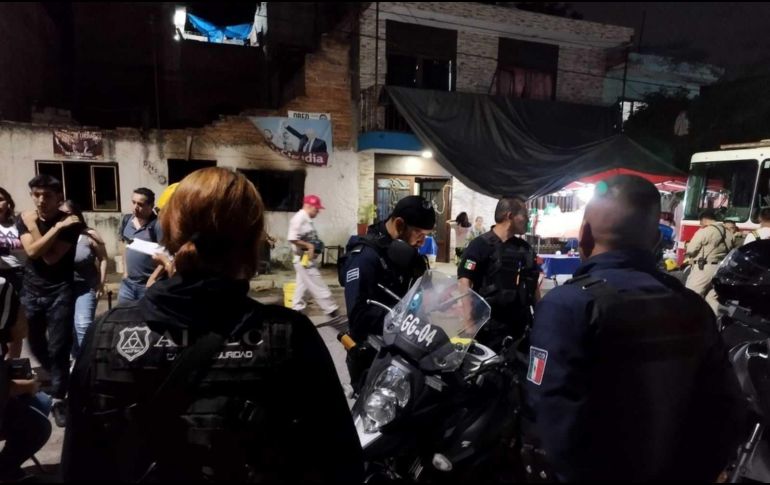 Policías tapatíos y vecinos ingresaron a la vivienda para salvar a un hombre y su madre. ESPECIAL / Policía de Guadalajara