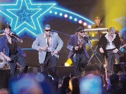 La banda se presentó en el escenario durante los Premios Juventud 2022, en el Coliseo de Puerto Rico José Miguel Agrelot. AFP/J. Madera