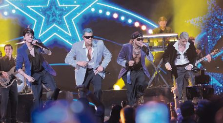 La banda se presentó en el escenario durante los Premios Juventud 2022, en el Coliseo de Puerto Rico José Miguel Agrelot. AFP/J. Madera