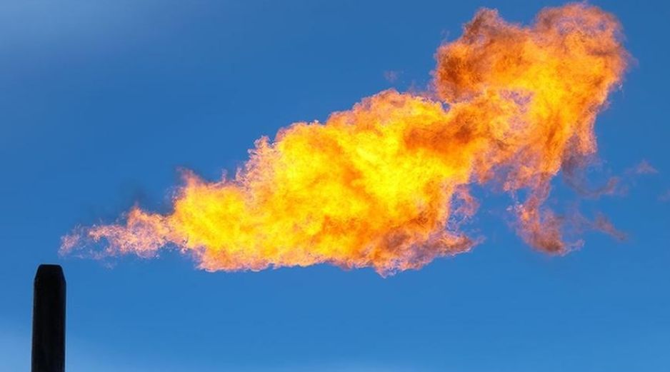 El metano producido durante la extracción de petróleo suele ser quemado, una práctica que contamina el medio ambiente. GETTY IMAGES
