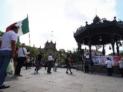 En algunos de los mensajes emitidos desde el kiosco de la Plaza de Armas, los opositores a los libros afirman que estos materiales se aprobaron sin que los programas de estudio estuvieran valorados y oficializados y por lo tanto es ilegal su publicación y edición. EL INFORMADOR / H. Figueroa