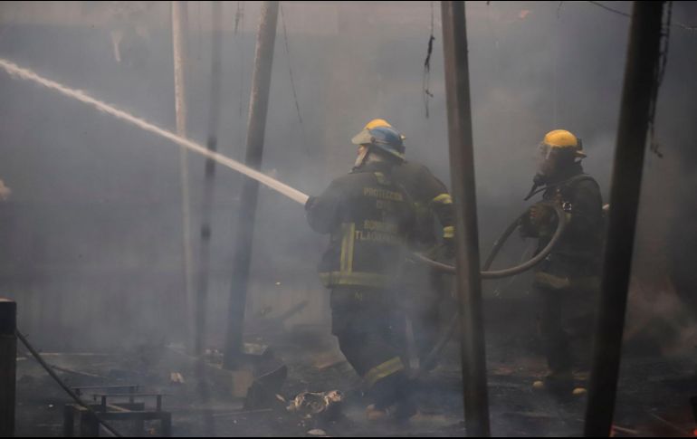 De acuerdo con los elementos municipales, afortunadamente no hubo personas lesionadas, y el fuego pudo contenerse y extinguirse antes de que se propagara a los alrededores. ESPECIAL /  Unidad de Protección Civil y Bomberos de Guadalajara