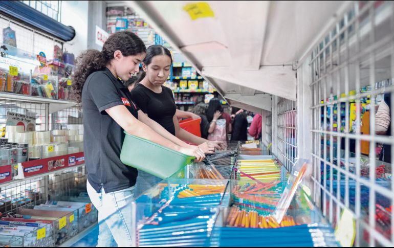 Ayer las personas acudieron a las papelerías del Centro tapatío para completar los útiles faltantes. EL INFORMADOR/ H. Figueroa
