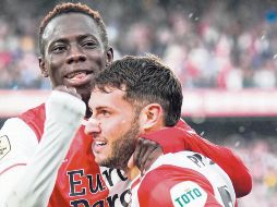 Santiago Giménez (der.) ha comenzado la temporada a tambor batiente. FEYENOORD