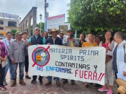 Vecinos de Juanacatlán se reúnen para exigir acciones que regulen las emisiones de gases tóxicos que emanan de una fábrica cercana. Cortesía