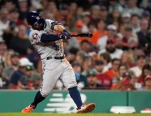 Altuve conecta un triple en la sexta entrada del juego de ayer en el Fenway Park. AP/S. SENNE