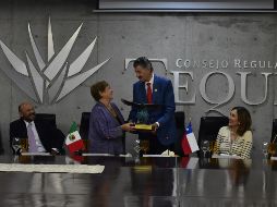 El tequila ha fortalecido los lazos comerciales y de amistad entre México y Chile, dijo la expresidenta chilena, Michelle Bachelet, quien durante su mensaje agradeció a la agroindustria tequilera el reconocimiento. ESPECIAL