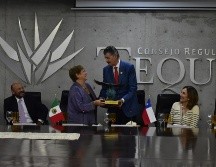 El tequila ha fortalecido los lazos comerciales y de amistad entre México y Chile, dijo la expresidenta chilena, Michelle Bachelet, quien durante su mensaje agradeció a la agroindustria tequilera el reconocimiento. ESPECIAL